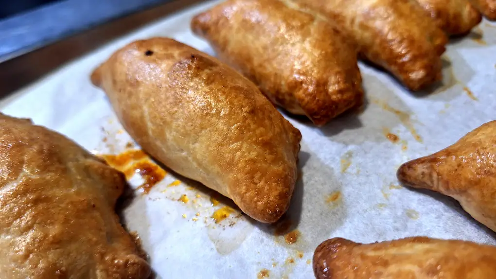 foto de unas empandillas recien sacadas del horno